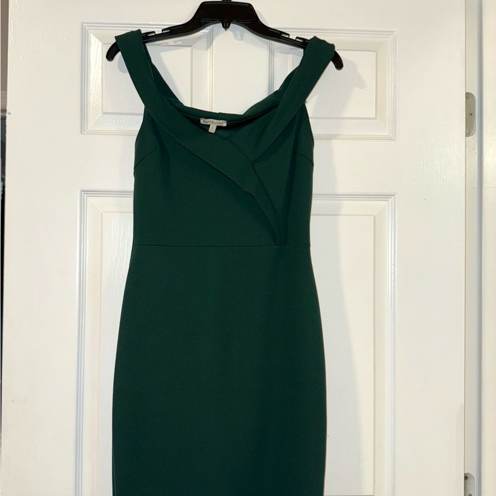 Charlotte Russe Elegant Green Off-Shoulder Mini Dress - Size Medium 💚